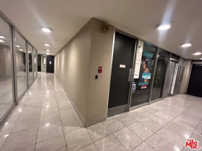 Building Photo - 800 W 1st St