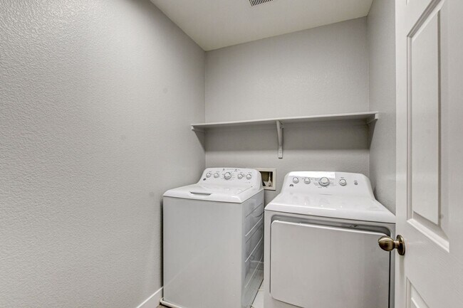 Building Photo - Beautiful 4 bedroom 3 bath home in Mountai...