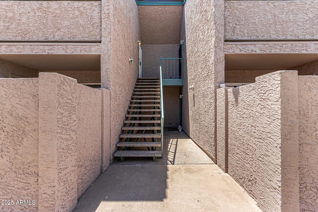 Building Photo - 623 W Guadalupe Rd