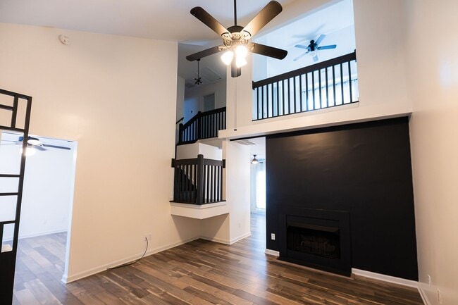 Building Photo - Beautifully updated 2-bedroom 2-bathroom t...