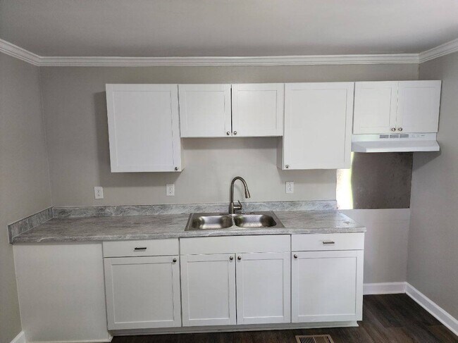 Building Photo - 618 Grand St