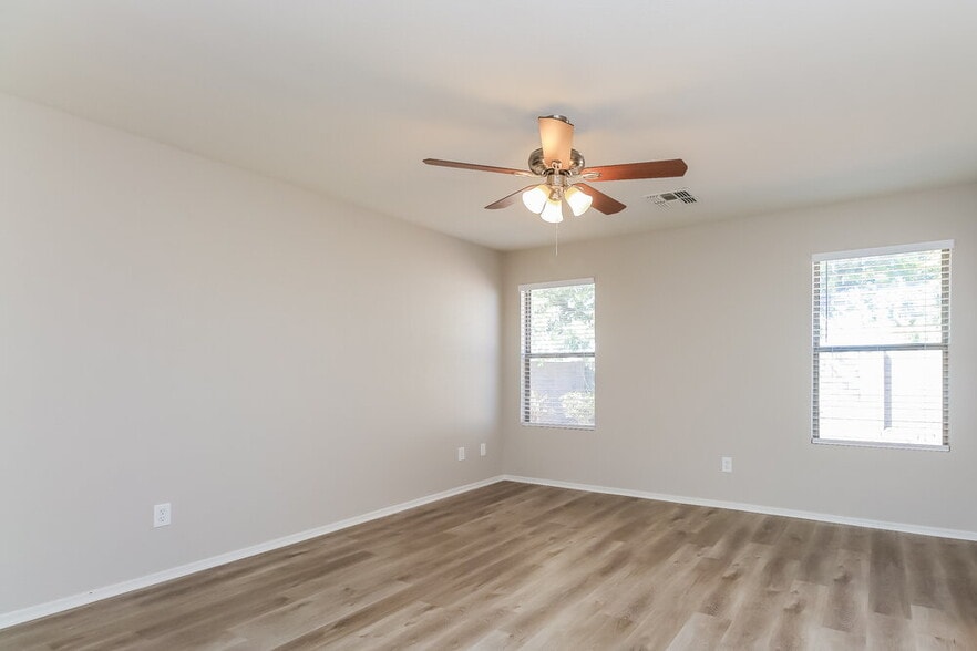 Building Photo - 1006 S Clancy Cir