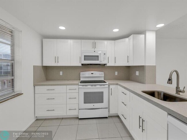 Building Photo - 121 SE 3rd Ave