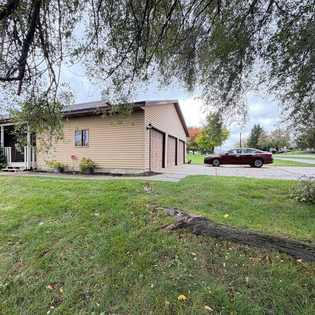 Building Photo - Spacious two Bedroom Quad-Level Home for R...
