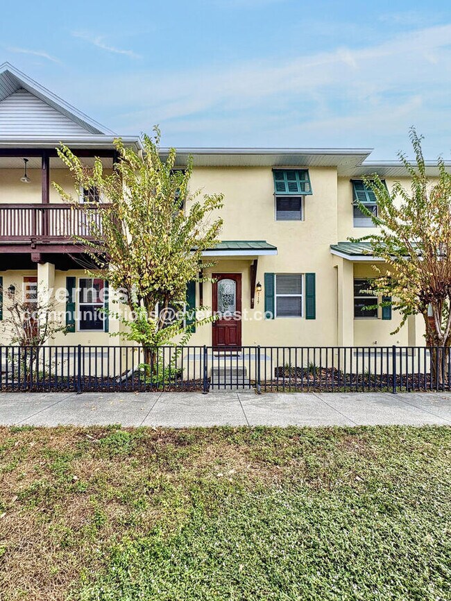 Building Photo - 3 Bed, 2.5 Bath Home with 2-Car Garage and In-Unit Laundry | Water Included!