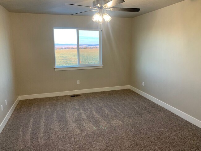 Building Photo - Beautiful Town home in Cedar City