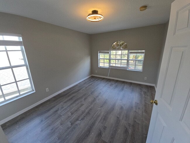 Building Photo - Newly Renovated 4/3 w/pool