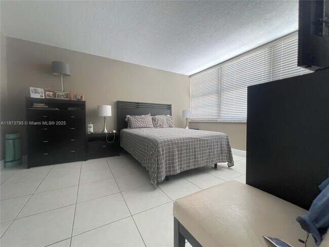 Building Photo - 18051 Biscayne Blvd