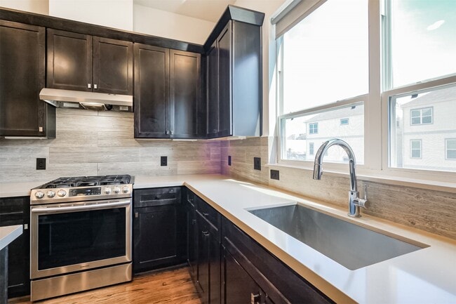 Building Photo - 946 W 18th St