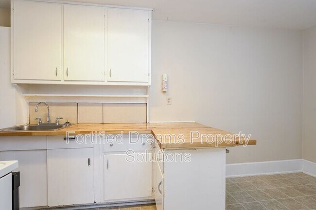 Building Photo - 400 S.Spring St