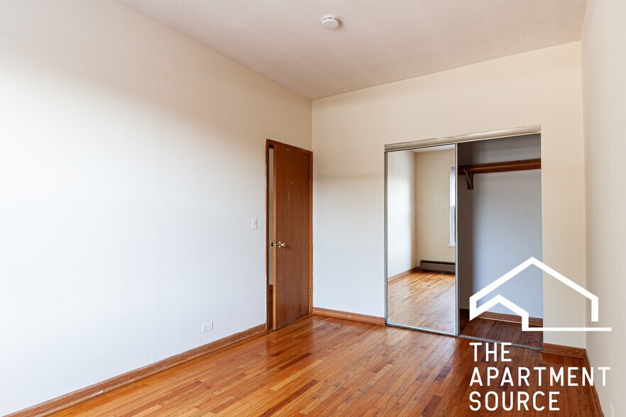 Building Photo - 633 W Barry Ave