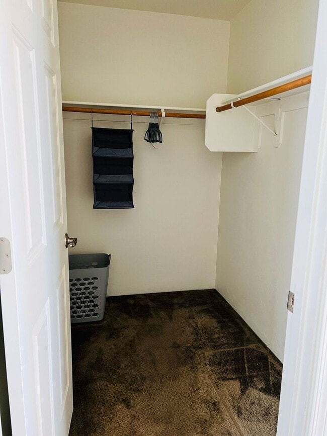 Building Photo - Furnished monthly rental home with all uti...