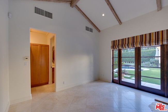 Building Photo - 9530 Hidden Valley Rd