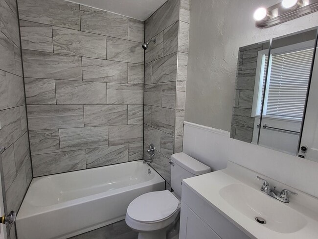 Building Photo - Remodeled 1 bedroom 1 bathroom duplex hous...