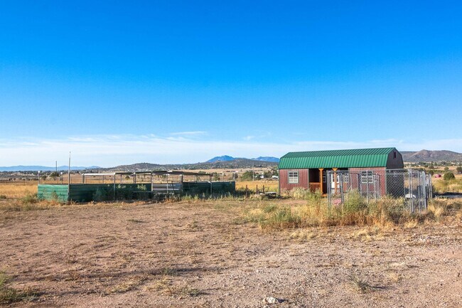 Building Photo - 3 bedroom 2 Bathroom - Horse Property