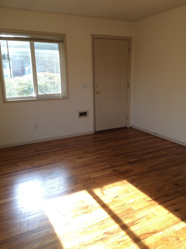Building Photo - Corner 1bed, great location, bike storage,...