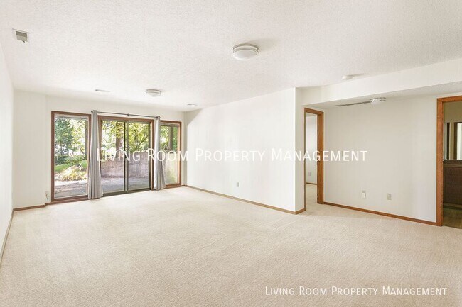 Building Photo - 7566 SW Cresmoor Dr