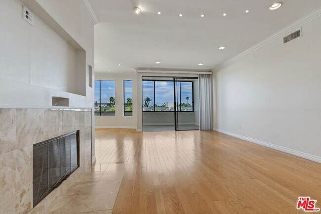 Building Photo - 4443 Ventura Canyon Ave