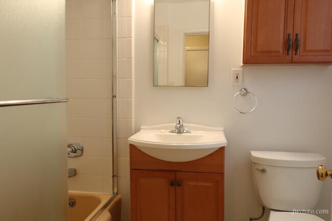 Building Photo - 1401 20th Ave