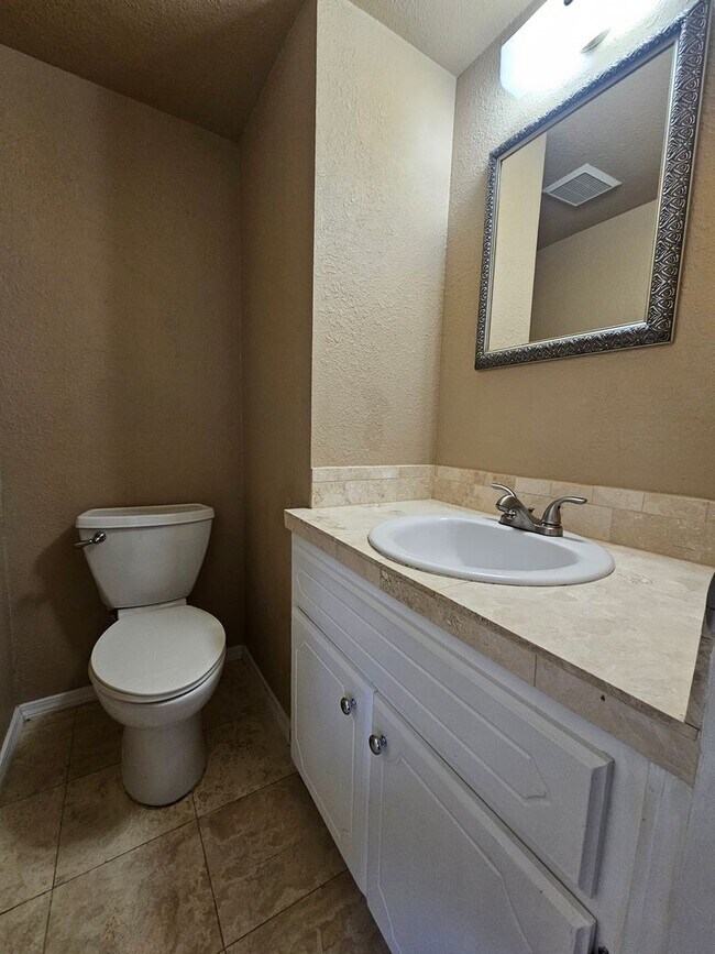 Building Photo - (2) Bed/(2.5) Bath Townhome Avail Now! Pool Access!