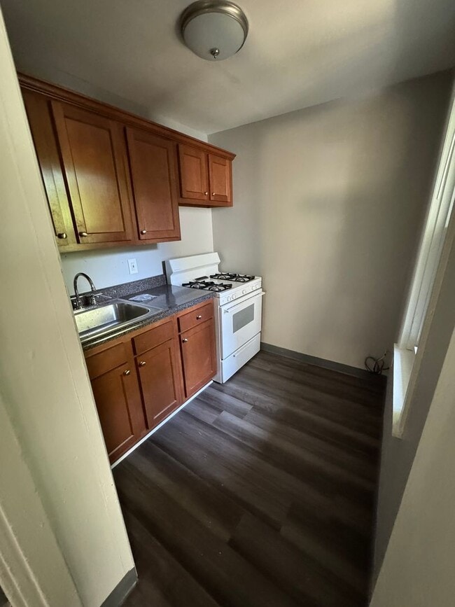 Building Photo - Lovely Two Bedroom Townhome