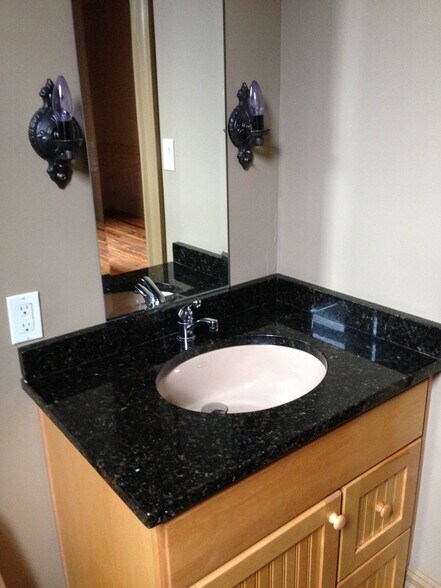 Half-bath - 526 Lockhart St
