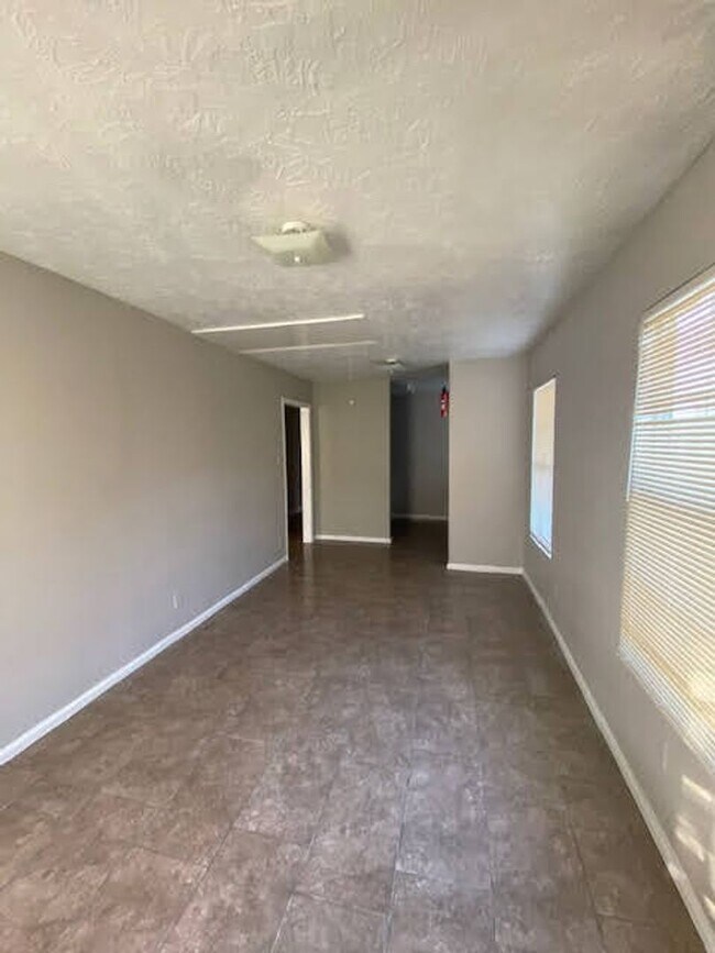 Building Photo - COME TOUR THIS NICE 2 BEDROOM 1 BATH DUPLE...