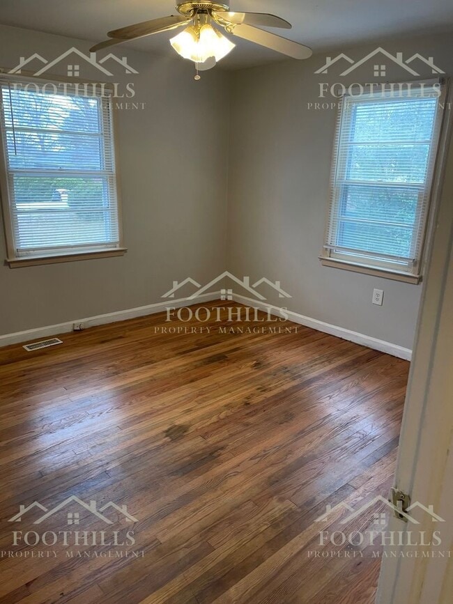 Building Photo - 3012 Cambridge Rd