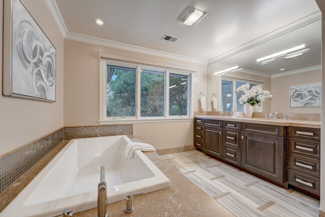Building Photo - 140 Emerald Estates Ct