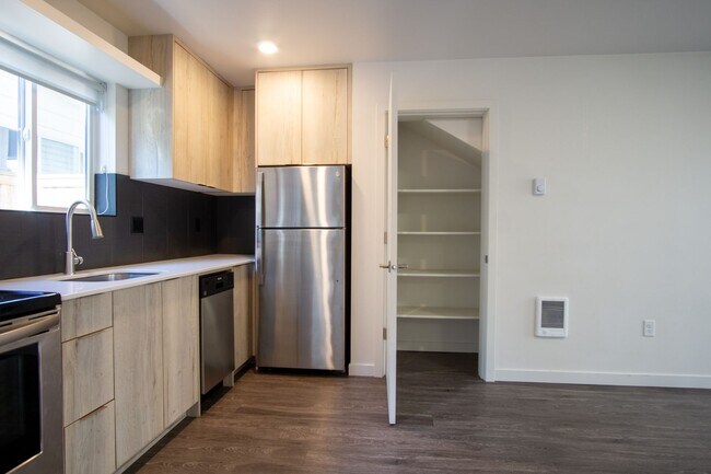 Building Photo - Contemporary 1-Bedroom Flat w/ DW + W/D Ready Late August!