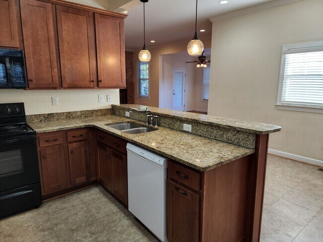 Building Photo - AVAILABLE for showing NOW for ODU FALL SEMESTER 2026!  5-Bedroom near ODU, Military Bases, Hospit...