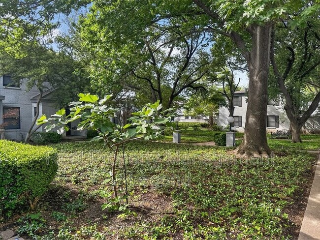 Building Photo - 4944 N Hall St