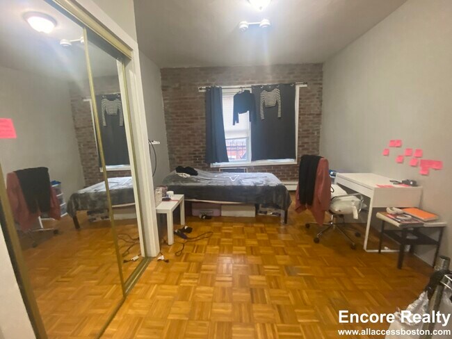 Building Photo - 48 Anderson St