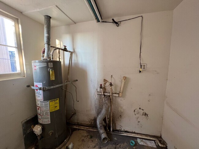 Building Photo - Cozy 3 Bed/1 Bath, With a White Picket Fence