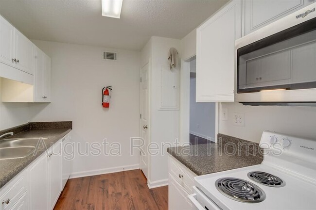 Building Photo - 2905 Arrowhead Dr