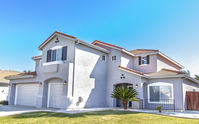 Building Photo - Spacious 6 Bedroom Home With Huge Backyard!