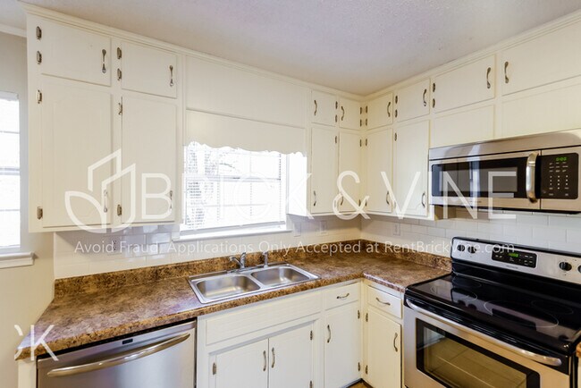 Building Photo - 400 S Highland Dr