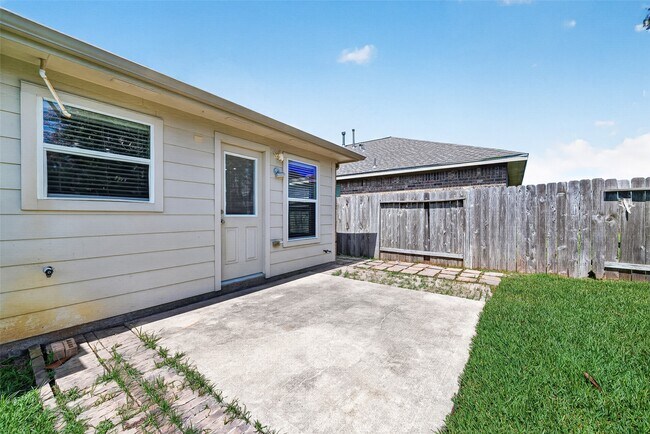 Building Photo - 26810 Henson Falls Dr