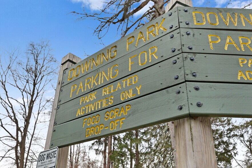 Building Photo - 2881 Meadowcrest Dr