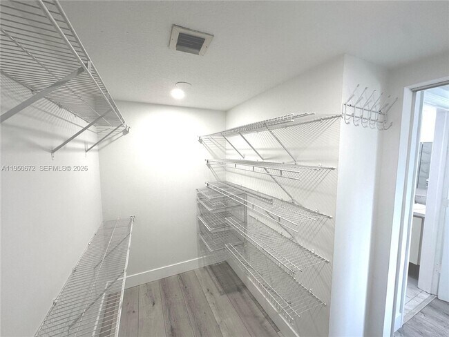 Building Photo - 9340 Fontainebleau Blvd