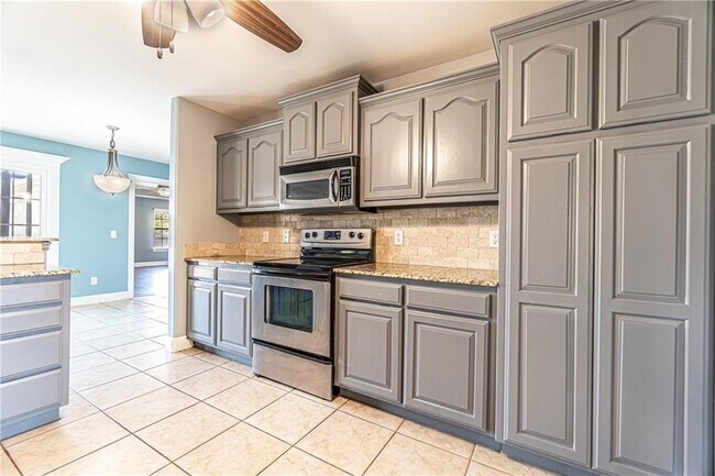 Building Photo - 4105 SW Slate Ln