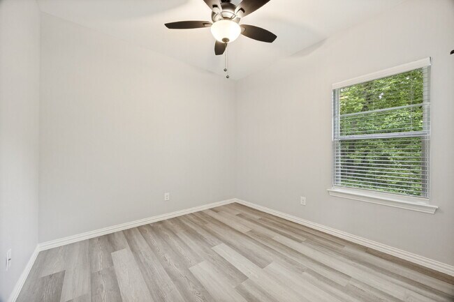 Building Photo - "Charming 3-Bed Home with Granite Elegance on East Pecan Street, Sherman, TX!"