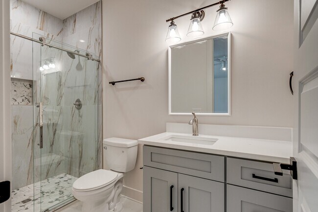 Building Photo - Stunning 4-Bedroom Nashville Home with Granite Countertops, Hardwood Floors, and Fireplace!