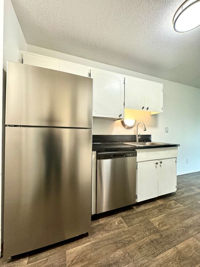 Building Photo - Freshly Updated Top Floor One Bedroom w/ Fresh Paint, New Shower Surround & Stainless Appliances~...