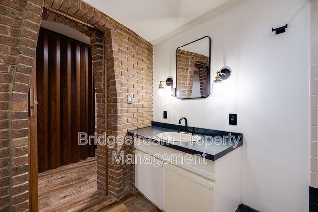Building Photo - 1382 Hickoryview Ct