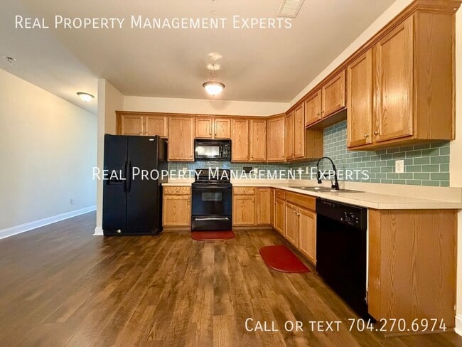 Building Photo - 3116 Village Glen Ln