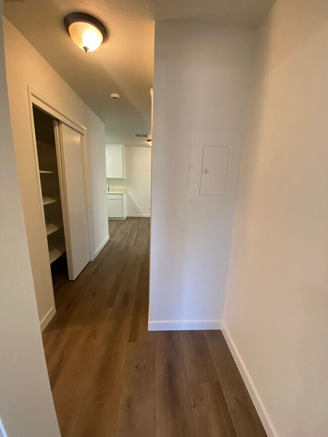 Building Photo - Downtown Duplex