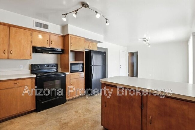 Building Photo - 429 N Saguaro