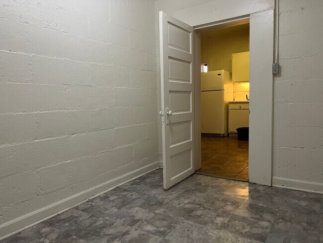 Building Photo - Large Affordable Basement Apartment