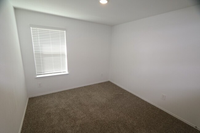 Building Photo - 24808 Sugar Pine Cone St